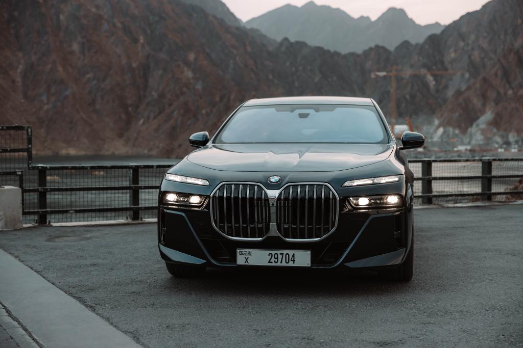 BMW 735i BLACK 2023 rental dubai